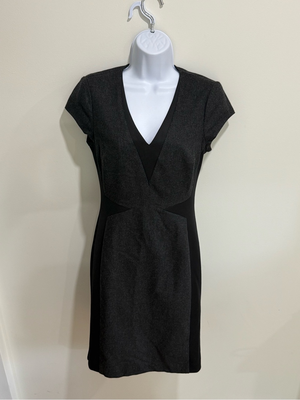 Susana Monaco Size 4 Women's Black V-Neck Sheath Dress